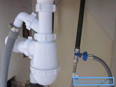 Fotoğrafta: her lavabo, istenmeyen kokuların kanalizasyona girmesini engelleyen özel bir sistemle donatılmıştır. Fotoğrafta: her lavabo, istenmeyen kokuların kanalizasyona girmesini engelleyen özel bir sistemle donatılmıştır.