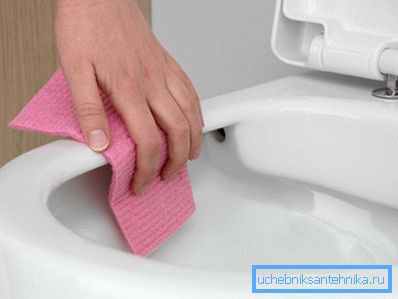 Fotoğrafta - kabın kenarı boyunca bir girinti ile bir tasarım. Fotoğrafta - kabın kenarı boyunca bir girinti ile bir tasarım.