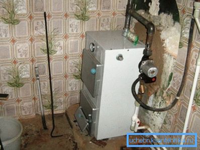 Fotoğrafta, doğal dolaşım için farklı yüksekliklerde bir kazan ve bir genleşme deposu gösterilmektedir. Fotoğrafta, doğal dolaşım için farklı yüksekliklerde bir kazan ve bir genleşme deposu gösterilmektedir.