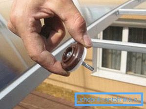 Fotoğrafta - polikarbonat levhalar için bağlantı elemanları Fotoğrafta - polikarbonat levhalar için bağlantı elemanları