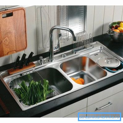 Fotoğrafta - iki kase ile mutfak lavabo işlevselliği. Fotoğrafta - iki kase ile mutfak lavabo işlevselliği.