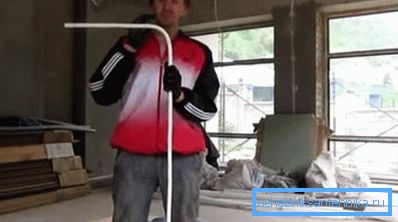 Fotoğraf, 90 derecelik bir açıyla bükülmüş metal plastik bir boruyu göstermektedir. Fotoğraf, 90 derecelik bir açıyla bükülmüş metal plastik bir boruyu göstermektedir.