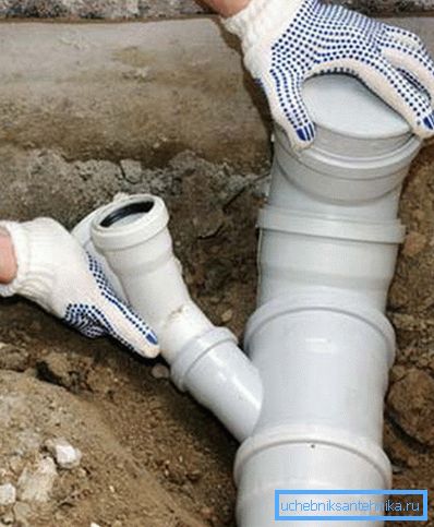 Fotoğrafta - plastik borular bir soket ile kurulumu