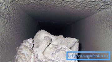 Fotoğrafta - havalandırmada enkaz ve toz Fotoğrafta - havalandırmada enkaz ve toz