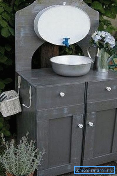Fotoğrafta - alüminyum leğen kemiği yapılmış bir lavabo Fotoğrafta - alüminyum leğen kemiği yapılmış bir lavabo
