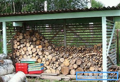 Fotoğrafta - yakacak odun depolamak için gölgelik Fotoğrafta - yakacak odun depolamak için gölgelik