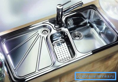 Fotoğrafta: paslanmaz çelik lavabo sadece işlevsel değil, aynı zamanda çok çekici görünüyor. Fotoğrafta: paslanmaz çelik lavabo sadece işlevsel değil, aynı zamanda çok çekici görünüyor.