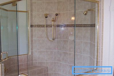 Fotoğrafta: kabinin bağımsız yapısının büyük bir avantajı - herhangi bir boyut ve şekil yapıları inşa etme olasılığı. Fotoğrafta: kabinin bağımsız yapısının büyük bir avantajı - herhangi bir boyut ve şekil yapıları inşa etme olasılığı.