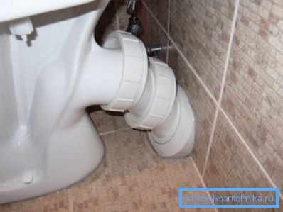Fotoğrafta: en uygun çözüm - tuvaletin doğrudan yükselticinin yakınındaki yeri Fotoğrafta: en uygun çözüm - tuvaletin doğrudan yükselticinin yakınındaki yeri