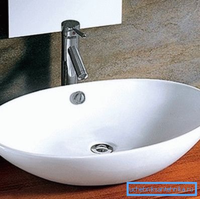 Fotoğrafta lavabonun oval kabı var. Fotoğrafta lavabonun oval kabı var.