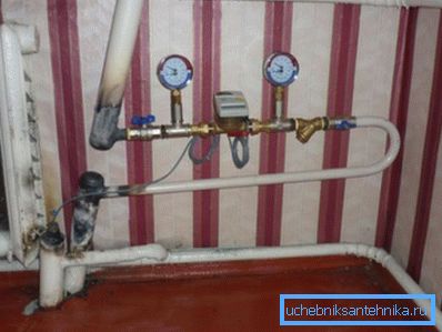 Fotoğrafta, eşleştirilmiş yükselticiler, yatay kablolarla birkaç radyatöre bağlanır. Şüpheli karar. Fotoğrafta, eşleştirilmiş yükselticiler, yatay kablolarla birkaç radyatöre bağlanır. Şüpheli karar.