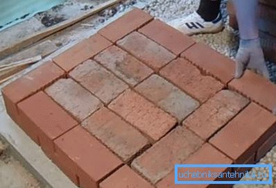 Fotoğraf, bir katı tuğla fırınının birinci ve ikinci sırasını göstermektedir. Fotoğraf, bir katı tuğla fırınının birinci ve ikinci sırasını göstermektedir.
