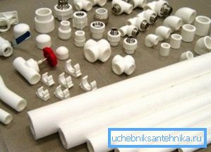Fotoğrafta - plastik borular ve bağlantı parçaları