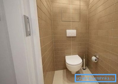 Fotoğraf asılı tuvalette, sahte bir duvarla birlikte Fotoğraf asılı tuvalette, sahte bir duvarla birlikte