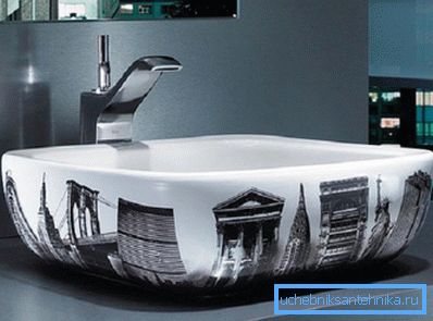Fotoğraf uygulanan dekoratif görüntü ile bir fayans lavabo gösterir. Fotoğraf uygulanan dekoratif görüntü ile bir fayans lavabo gösterir.