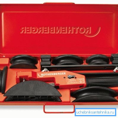 Fotoğraf, metal plastiklerle çalışmak için bir dizi el aleti göstermektedir. Fotoğraf, metal plastiklerle çalışmak için bir dizi el aleti göstermektedir.