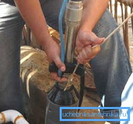 Fotoğraf, pompayı kuyuya batırmayı göstermektedir. Fotoğraf, pompayı kuyuya batırmayı göstermektedir.