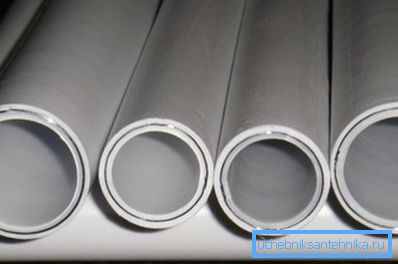 Fotoğraf, metal plastik bir borunun uç kısmını göstermektedir. Fotoğraf, metal plastik bir borunun uç kısmını göstermektedir.