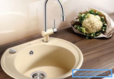 Fotoğrafta granit çipslerden yapılmış bir kompozit yer alıyor. Fotoğrafta granit çipslerden yapılmış bir kompozit yer alıyor.