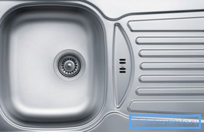 Fotoğraf havai metal lavabo-masaüstünü göstermektedir. Fotoğraf havai metal lavabo-masaüstünü göstermektedir.