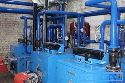 Fotoğraf bir apartmanın toplam kazan dairesini göstermektedir. Fotoğraf bir apartmanın toplam kazan dairesini göstermektedir.