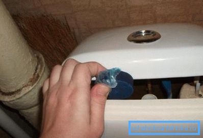 Fotoğraf, gömme deposu için çözünür bir tableti göstermektedir. Fotoğraf, gömme deposu için çözünür bir tableti göstermektedir.