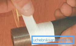 Fotoğraf, borunun doğru şekilde nasıl bantlanacağını gösterir. Fotoğraf, borunun doğru şekilde nasıl bantlanacağını gösterir.