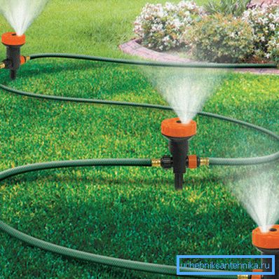 Fotoğraf, bahçe hortumuyla birbirine bağlanan bir sprinkler nozulu göstermektedir. Fotoğraf, bahçe hortumuyla birbirine bağlanan bir sprinkler nozulu göstermektedir.