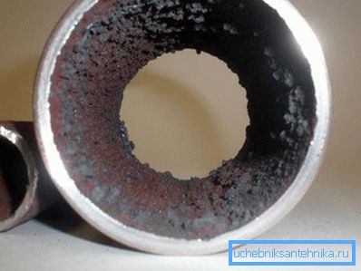 Fotoğraf borunun iç yüzeyinde kireç ve korozyon olduğunu göstermektedir. Fotoğraf borunun iç yüzeyinde kireç ve korozyon olduğunu göstermektedir.