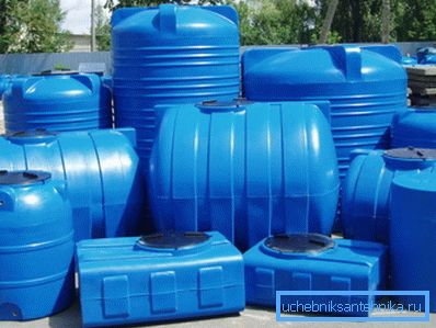 Fotoğrafta - içme suyu için polietilen tanklar. Fotoğrafta - içme suyu için polietilen tanklar.
