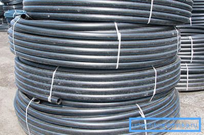 Fotoğrafta - bobinlere monte edilmiş polietilen borular Fotoğrafta - bobinlere monte edilmiş polietilen borular