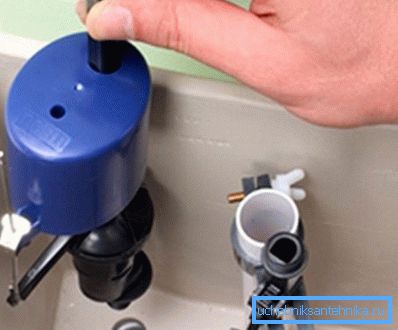 Fotoğrafta - modern bir drenaj tankı içinde bir şamandıra Fotoğrafta - modern bir drenaj tankı içinde bir şamandıra