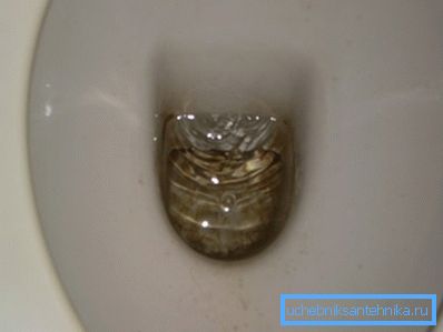 Fotoğrafta: sabit bir sızıntı büyük bir suya neden olur ve sürekli gürültüye neden olur. Fotoğrafta: sabit bir sızıntı büyük bir suya neden olur ve sürekli gürültüye neden olur.