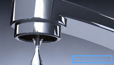 Fotoğrafta: sürekli su damlaması gereksiz masraflara yol açar ve etrafındaki herkesin sinirleri üzerinde hareket eder. Fotoğrafta: sürekli su damlaması gereksiz masraflara yol açar ve etrafındaki herkesin sinirleri üzerinde hareket eder.