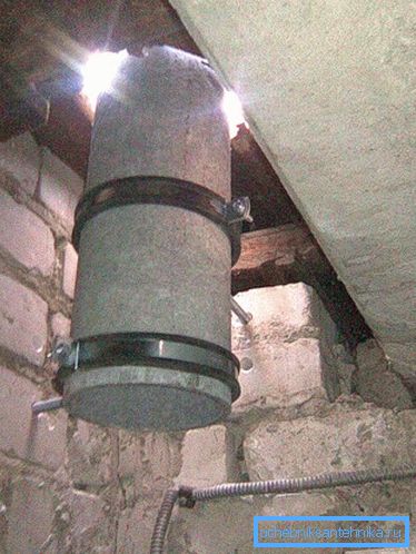 Fotoğrafta - havalandırma kanalları için doğru boru çapını seçin. Fotoğrafta - havalandırma kanalları için doğru boru çapını seçin.