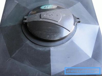 Fotoğraf plastikten yapılmış bir tankı göstermektedir. Fotoğraf plastikten yapılmış bir tankı göstermektedir.