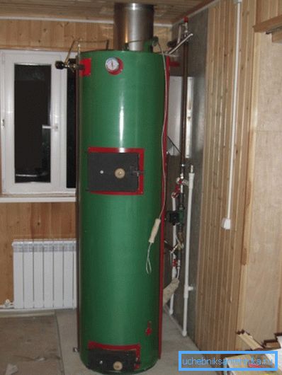 Fotoğraf, uzun süre yakıt yakabilen bir kazanı göstermektedir. Fotoğraf, uzun süre yakıt yakabilen bir kazanı göstermektedir.