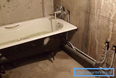 Fotoğraf açık borular ile bir banyo gösterir. Fotoğraf açık borular ile bir banyo gösterir.