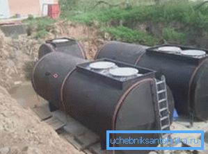 Fotoğraf, zemindeki depolama tanklarını göstermektedir. Fotoğraf, zemindeki depolama tanklarını göstermektedir.
