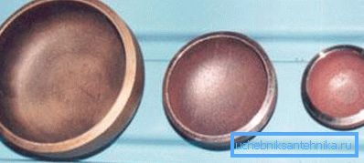 Fotoğraf farklı boyutlarda metal fişleri göstermektedir. Fotoğraf farklı boyutlarda metal fişleri göstermektedir.