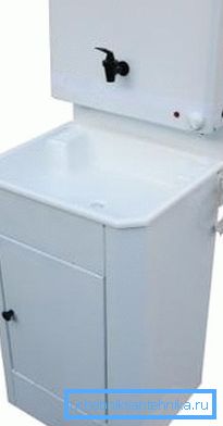 Fotoğrafta - bir yaz lavabosu örneği, tank, ısıtma suyu için ısıtma elemanları ile donatılmıştır Fotoğrafta - bir yaz lavabosu örneği, tank, ısıtma suyu için ısıtma elemanları ile donatılmıştır