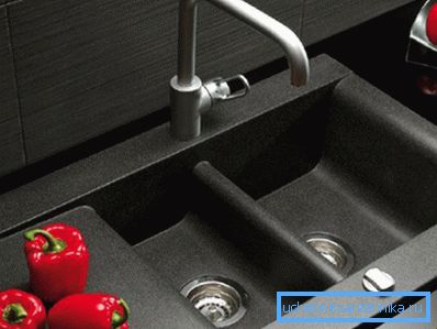 Fotoğrafta - mutfak tasarımının katı tarzına mükemmel uyan sıra dışı bir lavabo örneği Fotoğrafta - mutfak tasarımının katı tarzına mükemmel uyan sıra dışı bir lavabo örneği