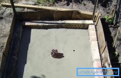 Fotoğrafta - metal çerçeveli standın altında bir taban örneği Fotoğrafta - metal çerçeveli standın altında bir taban örneği