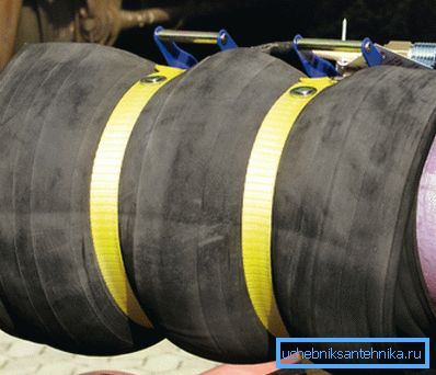 Fotoğrafta, çatlak bir boru üzerine bir bandajın nasıl yapılabileceğinin bir örneği. Fotoğrafta, çatlak bir boru üzerine bir bandajın nasıl yapılabileceğinin bir örneği.