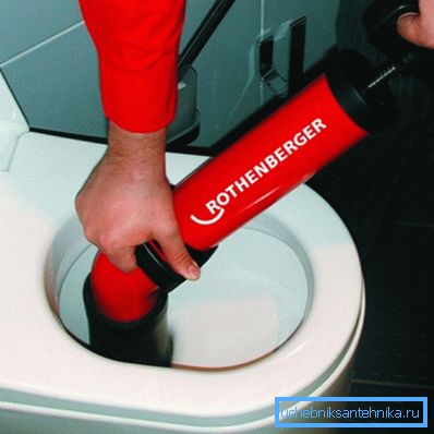 Fotoğrafta - tuvaletin pnömatik ile temizlenmesi