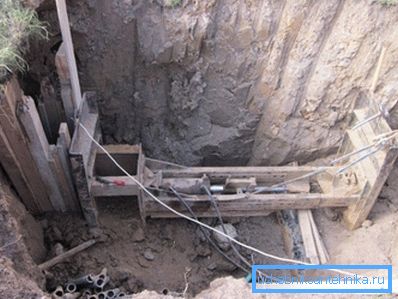 Fotoğrafta yol yüzeyi altındaki toprağın delinmesi Fotoğrafta yol yüzeyi altındaki toprağın delinmesi