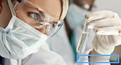 Fotoğrafta - su tedarik sisteminden alınan sıvının kalite kontrol süreci.