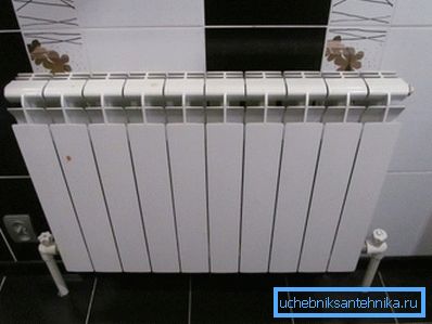 Fotoğrafta: 10 adet radyatör, normal izolasyonlu orta boy odalar için çok yaygın bir seçenektir. Fotoğrafta: 10 adet radyatör, normal izolasyonlu orta boy odalar için çok yaygın bir seçenektir.