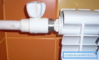 Fotoğraf plastik bağlantılı fabrika boyalı bir radyatör göstermektedir.