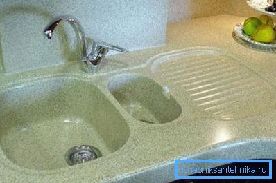 Fotoğrafta - mutfakta iki kase ve bulaşık için yer taştaki bir lavabo Fotoğrafta - mutfakta iki kase ve bulaşık için yer taştaki bir lavabo